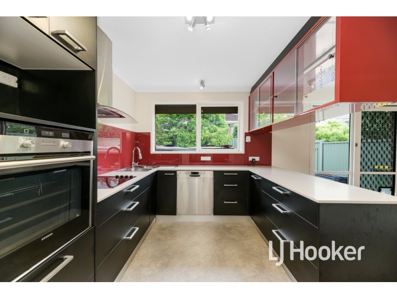 8 Paramount Way, Pakenham VIC 3810