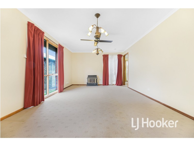 8 Paramount Way, Pakenham VIC 3810