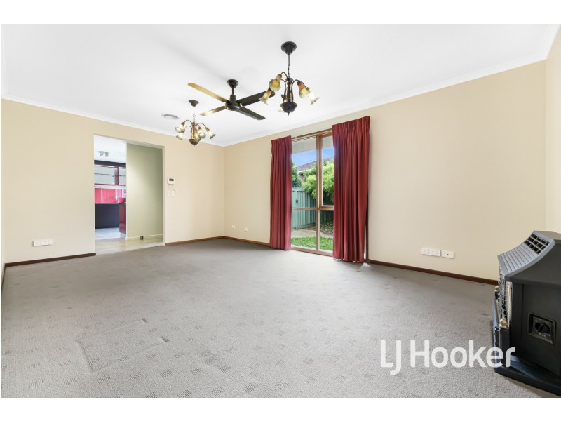 8 Paramount Way, Pakenham VIC 3810