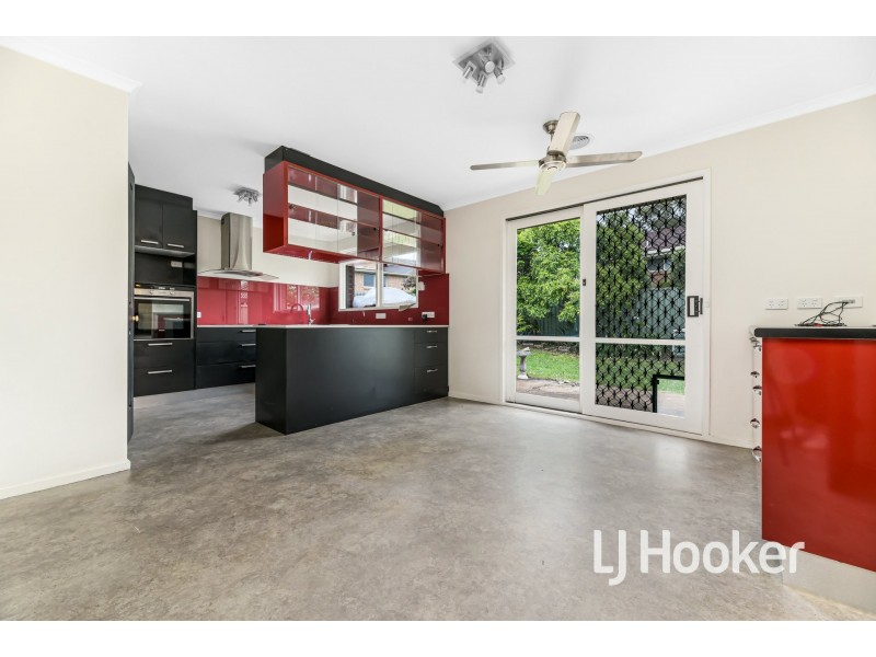 8 Paramount Way, Pakenham VIC 3810