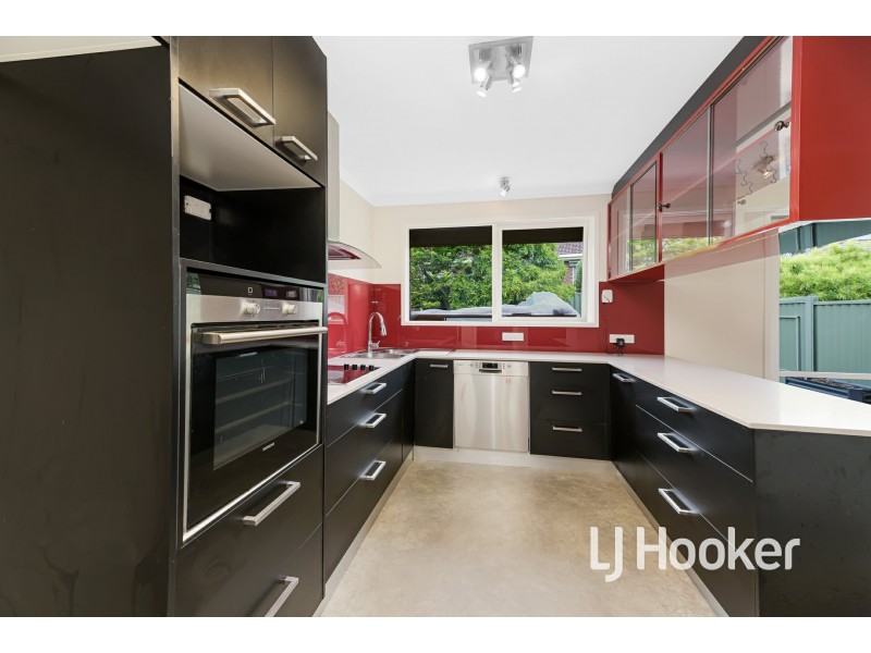 8 Paramount Way, Pakenham VIC 3810