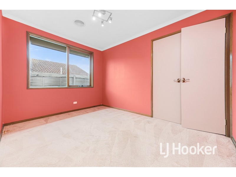 8 Paramount Way, Pakenham VIC 3810
