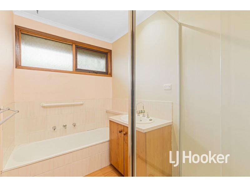 8 Paramount Way, Pakenham VIC 3810