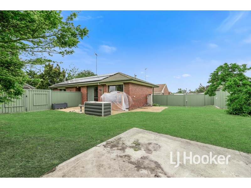 8 Paramount Way, Pakenham VIC 3810