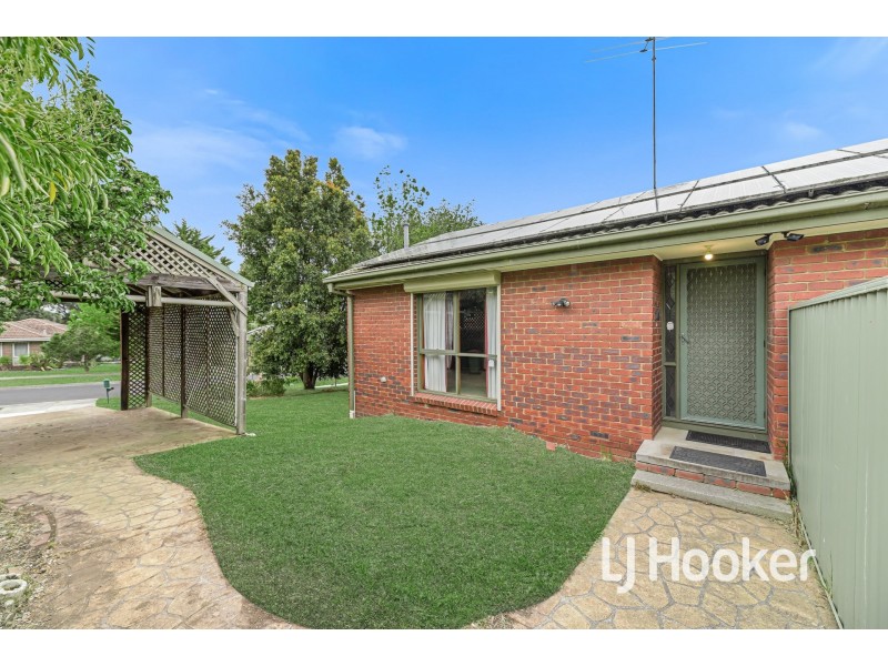 8 Paramount Way, Pakenham VIC 3810