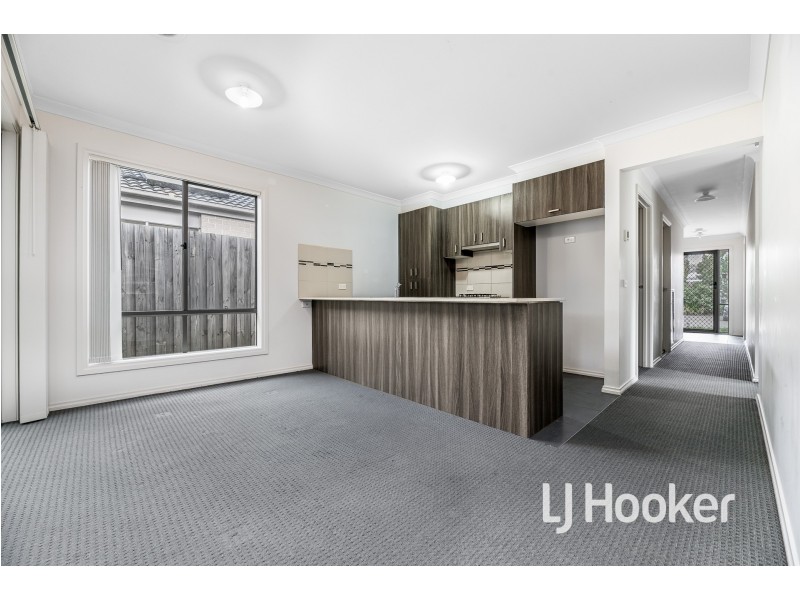 11/30 Sir Thomas Drive, Pakenham VIC 3810