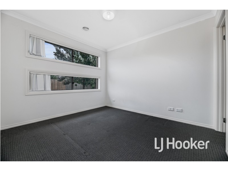 11/30 Sir Thomas Drive, Pakenham VIC 3810