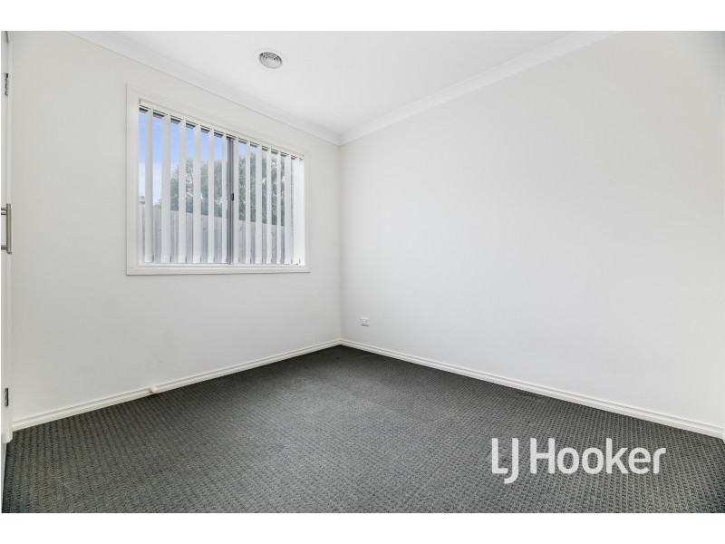 11/30 Sir Thomas Drive, Pakenham VIC 3810