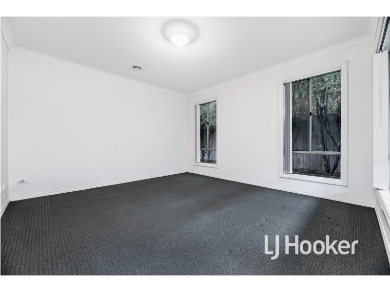 11/30 Sir Thomas Drive, Pakenham VIC 3810