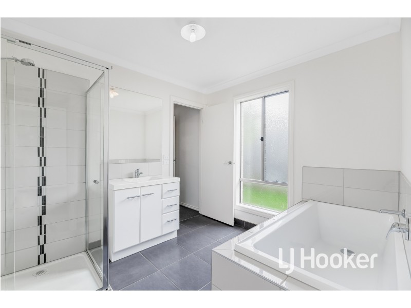 11/30 Sir Thomas Drive, Pakenham VIC 3810