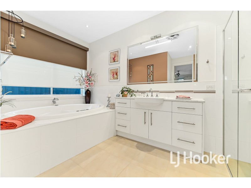 16 Everly Circuit, Pakenham VIC 3810