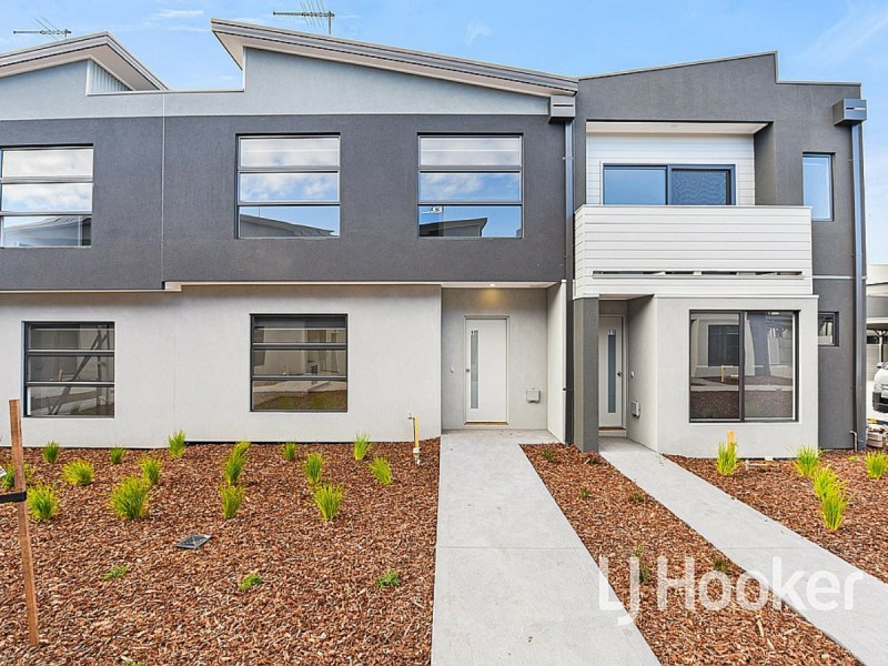 9 Roller Walk, Pakenham VIC 3810
