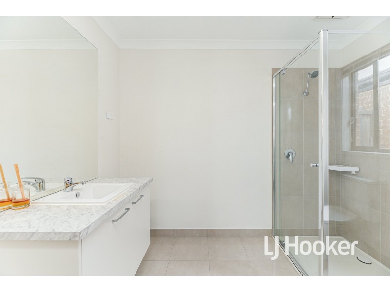 4 Abbeyard Drive, Clyde VIC 3978