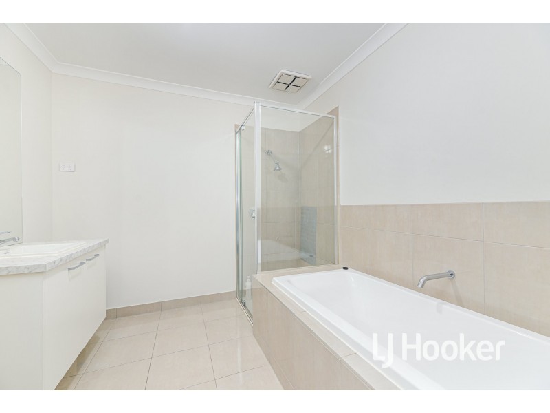 4 Abbeyard Drive, Clyde VIC 3978