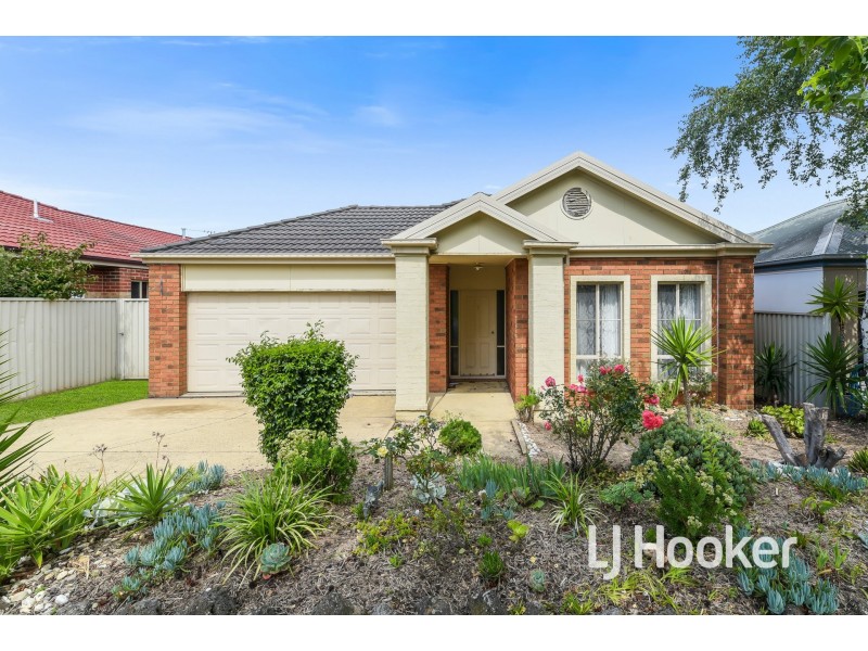 8 St Leonard Way, Pakenham VIC 3810