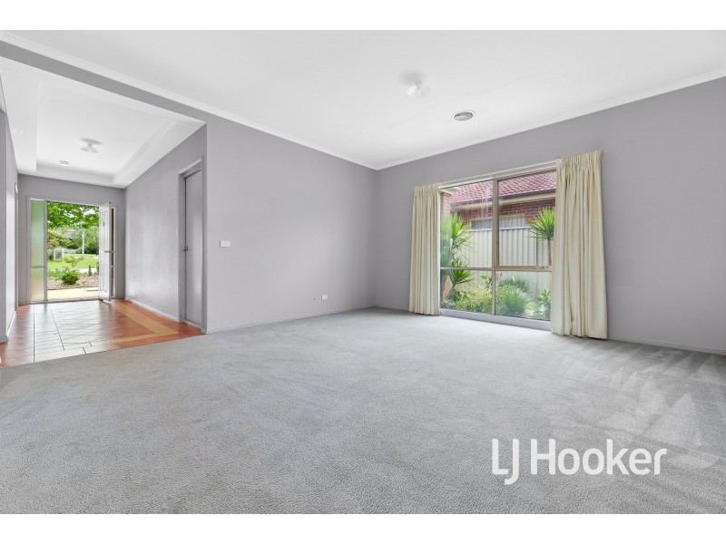8 St Leonard Way, Pakenham VIC 3810