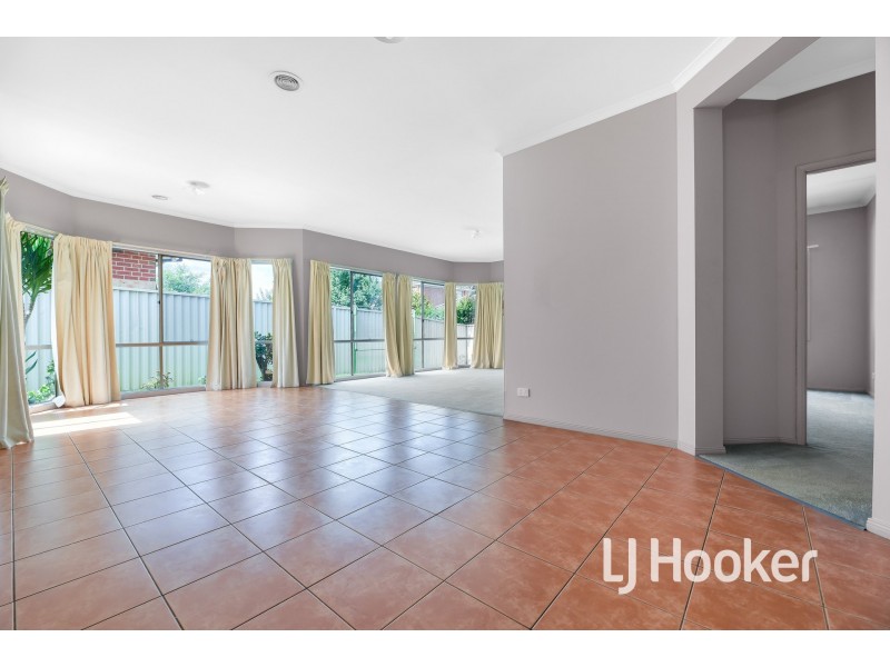 8 St Leonard Way, Pakenham VIC 3810