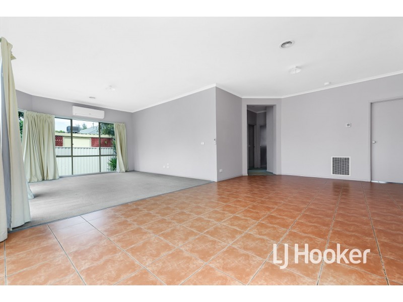 8 St Leonard Way, Pakenham VIC 3810