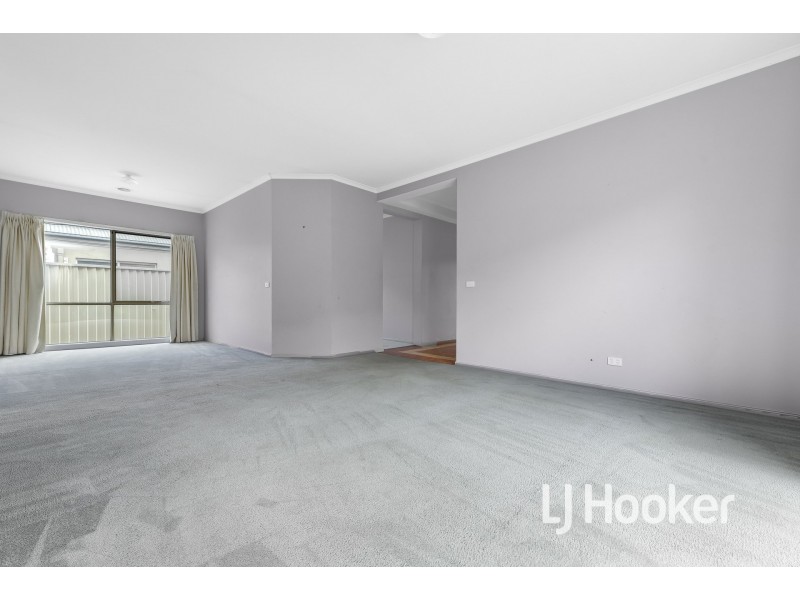 8 St Leonard Way, Pakenham VIC 3810