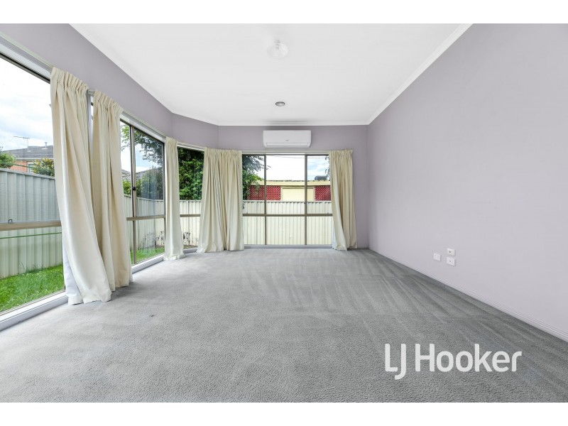 8 St Leonard Way, Pakenham VIC 3810