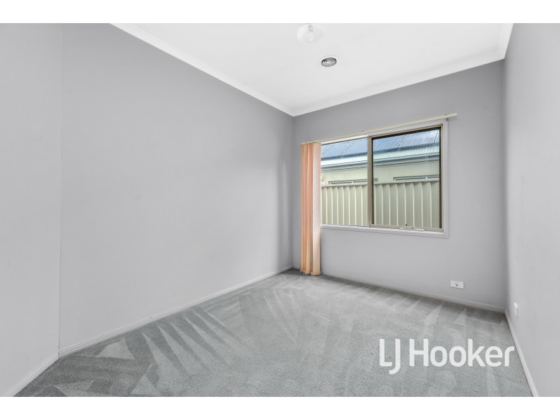 8 St Leonard Way, Pakenham VIC 3810