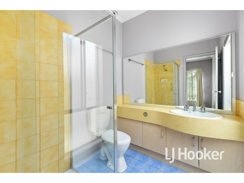 8 St Leonard Way, Pakenham VIC 3810