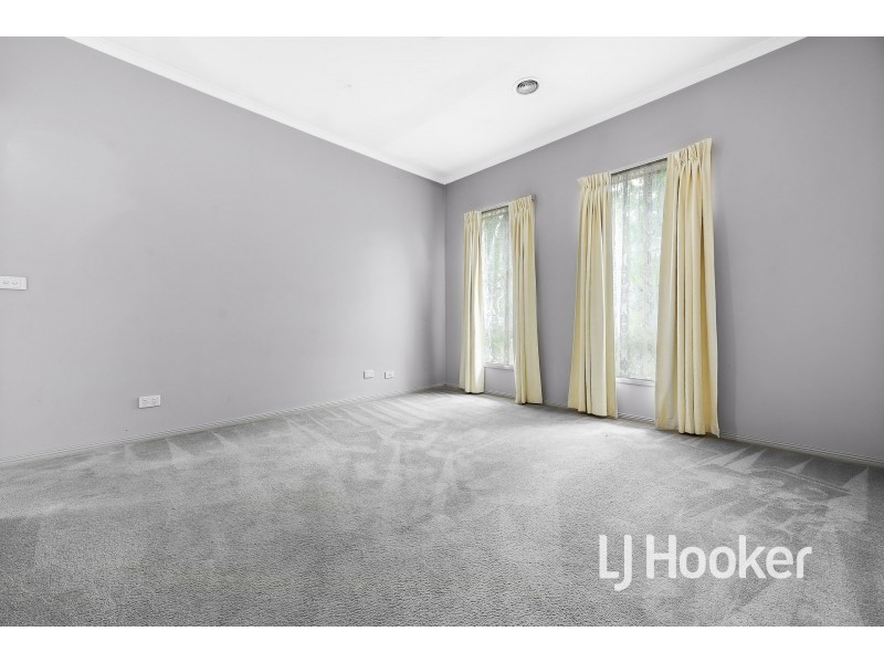 8 St Leonard Way, Pakenham VIC 3810