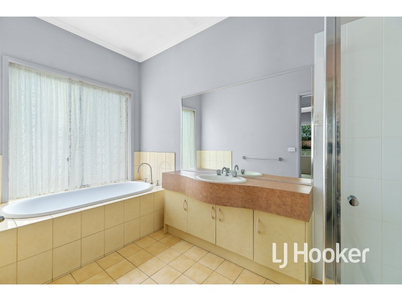 8 St Leonard Way, Pakenham VIC 3810