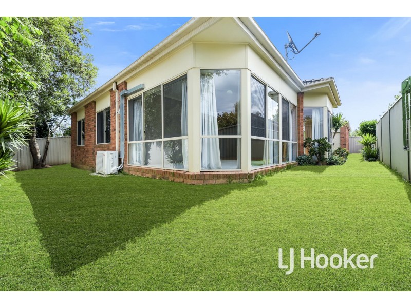 8 St Leonard Way, Pakenham VIC 3810