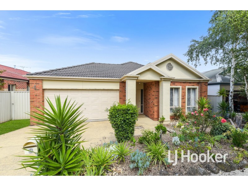 8 St Leonard Way, Pakenham VIC 3810