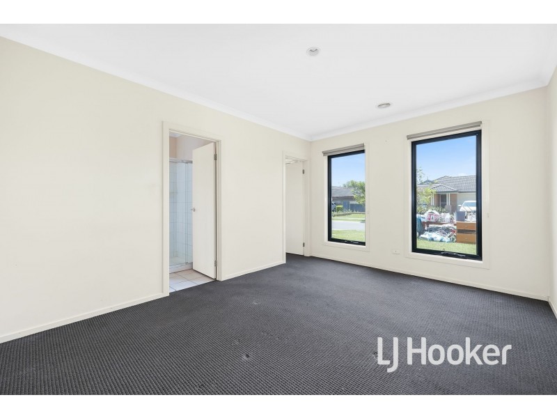 28 Scarlet Crescent, Pakenham VIC 3810