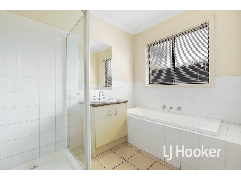 28 Scarlet Crescent, Pakenham VIC 3810
