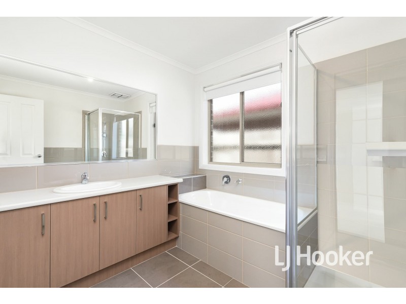 9 Tribuzi Close, Pakenham VIC 3810