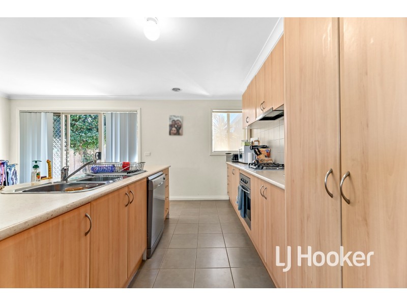 2/27 Silver Gum Drive, Pakenham VIC 3810