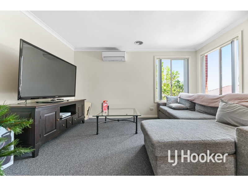 2/27 Silver Gum Drive, Pakenham VIC 3810