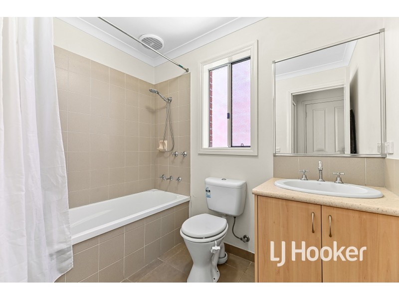 2/27 Silver Gum Drive, Pakenham VIC 3810