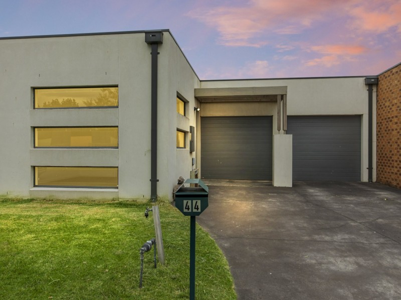 44 Edgeware Close, Pakenham VIC 3810