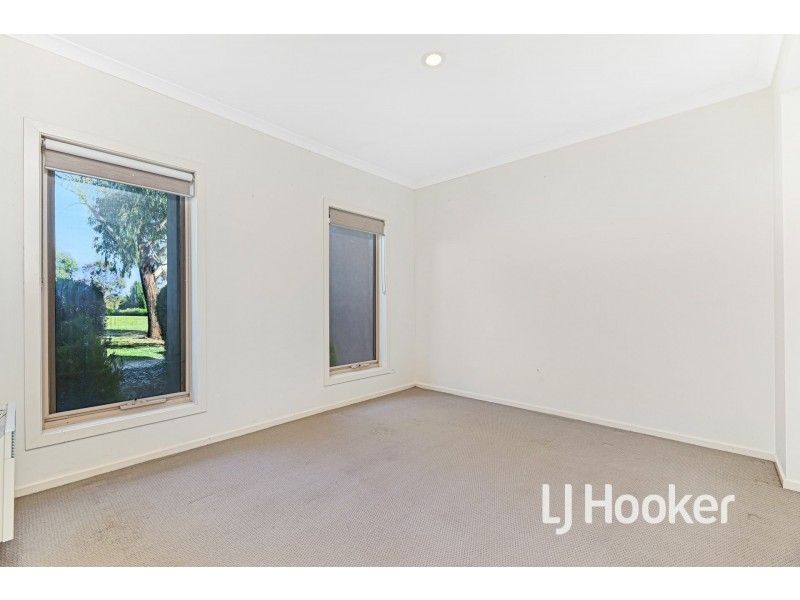 13 Pine Way, Pakenham VIC 3810