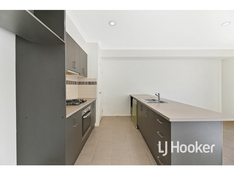 13 Pine Way, Pakenham VIC 3810