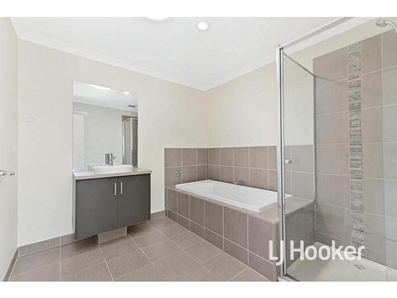 13 Pine Way, Pakenham VIC 3810