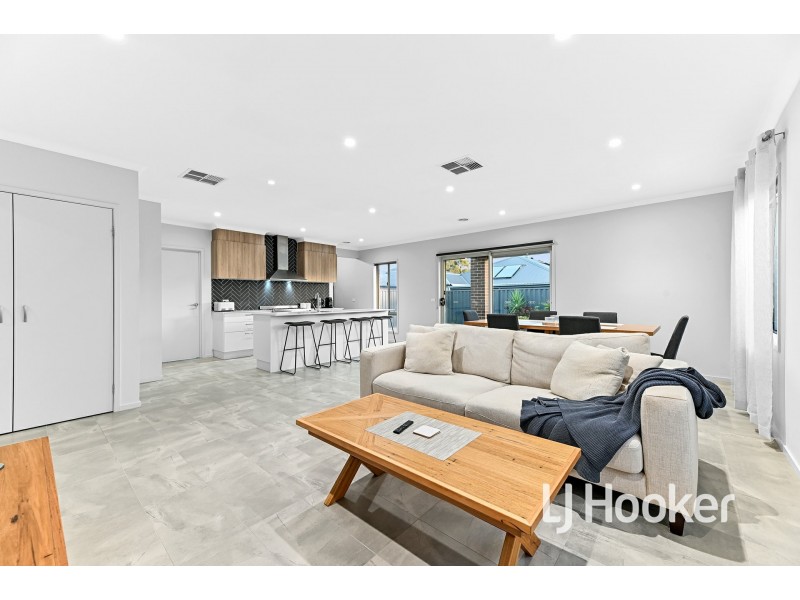 11 Zermatt Loop, Pakenham VIC 3810