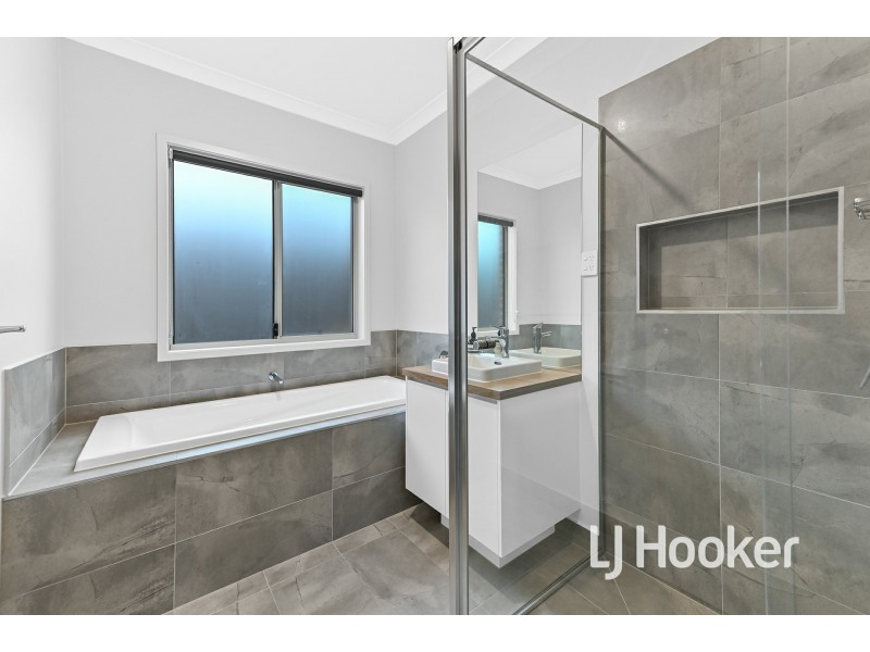 11 Zermatt Loop, Pakenham VIC 3810