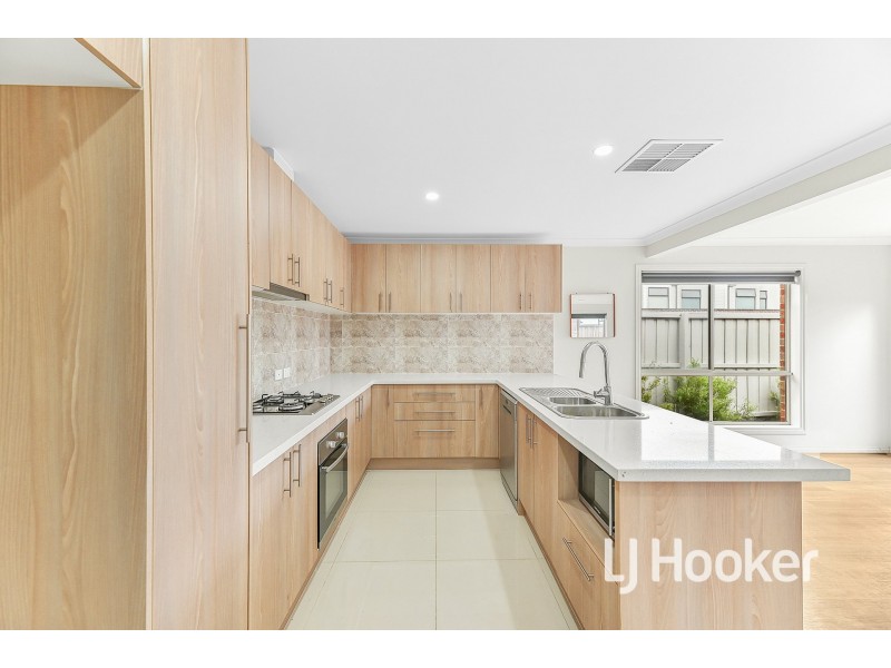 24 Titan Lodge Walk, Pakenham VIC 3810