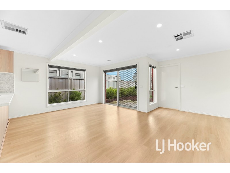 24 Titan Lodge Walk, Pakenham VIC 3810