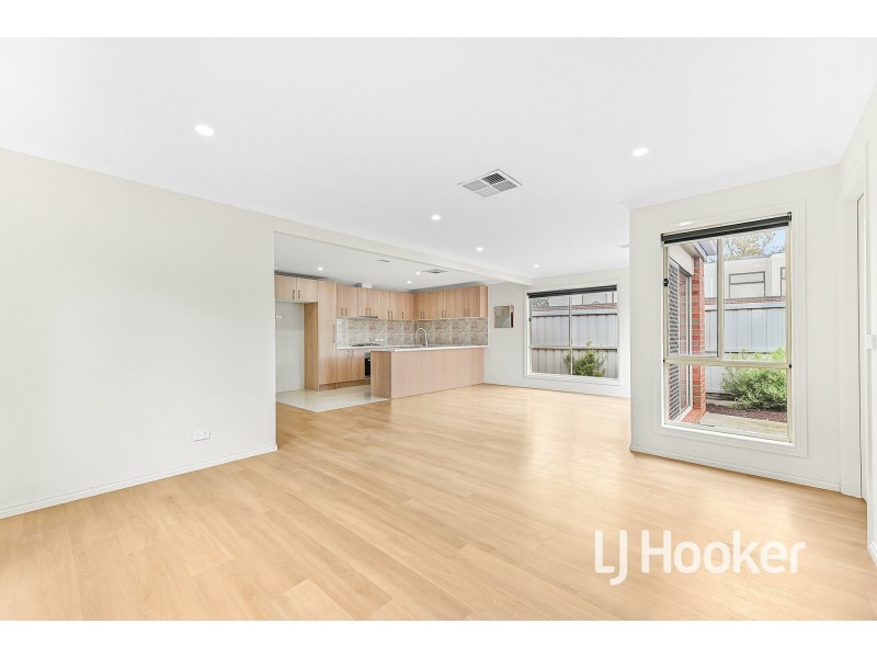 24 Titan Lodge Walk, Pakenham VIC 3810