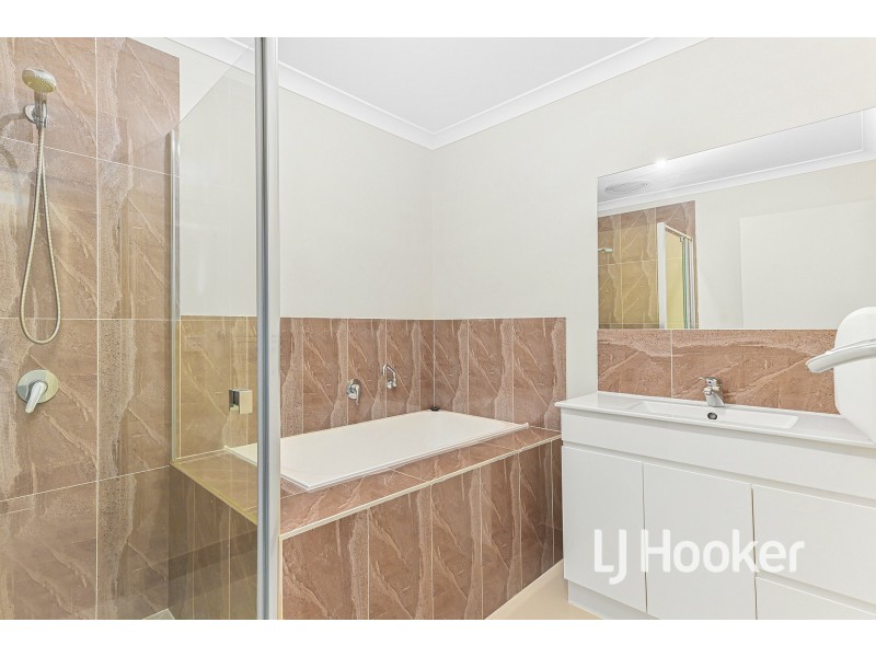 24 Titan Lodge Walk, Pakenham VIC 3810