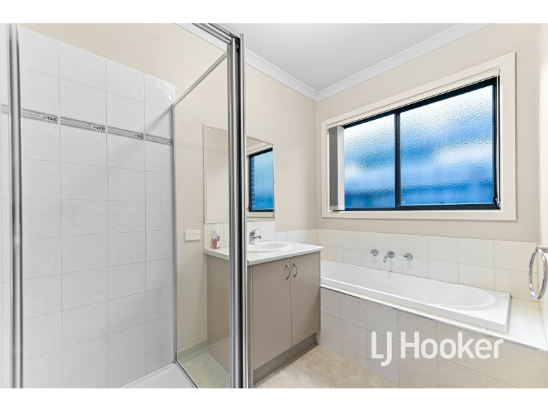 17/137 Ahern Road, Pakenham VIC 3810