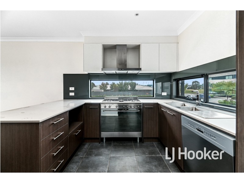 2 Rubus Way, Pakenham VIC 3810