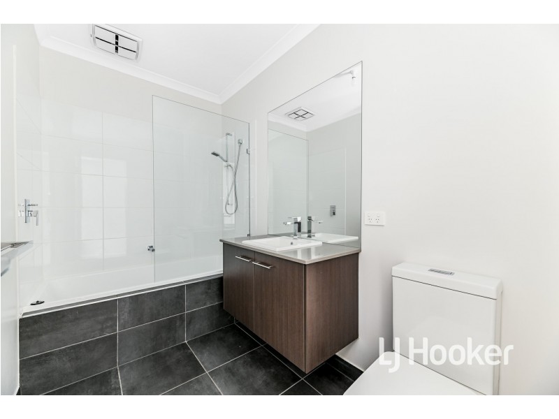 2 Rubus Way, Pakenham VIC 3810