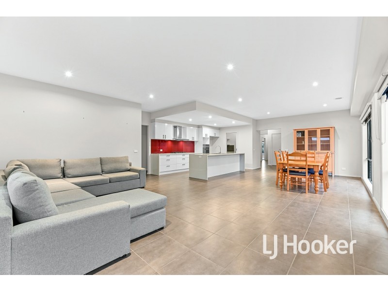 4 Scordia Place, Pakenham VIC 3810